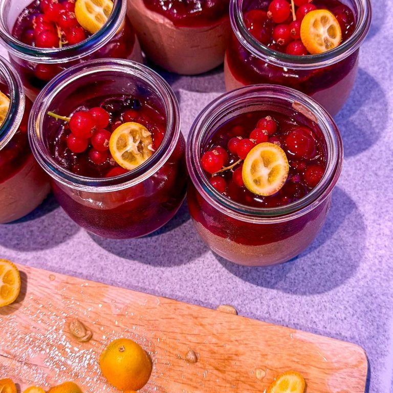 Schokomousse mit Waldfrüchten