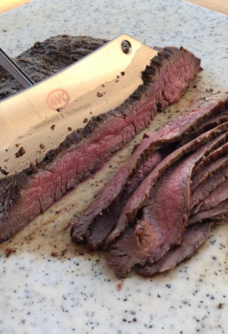 Saftiges, perfekt geschnittenes Flanksteak, frisch zubereitet