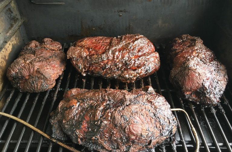 Gegrilltes Pulled Pork auf einem Grillrost.