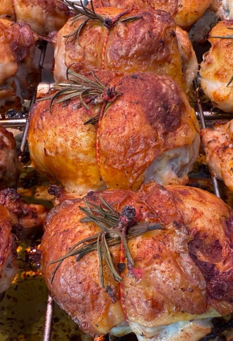 Saftige, goldbraun gebratene Hähnchenkeulen mit Rosmarin.