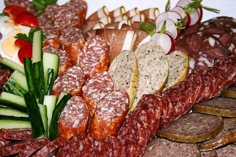 Saftiges, rosa gegartes Rindersteak auf einem Schneidebrett.