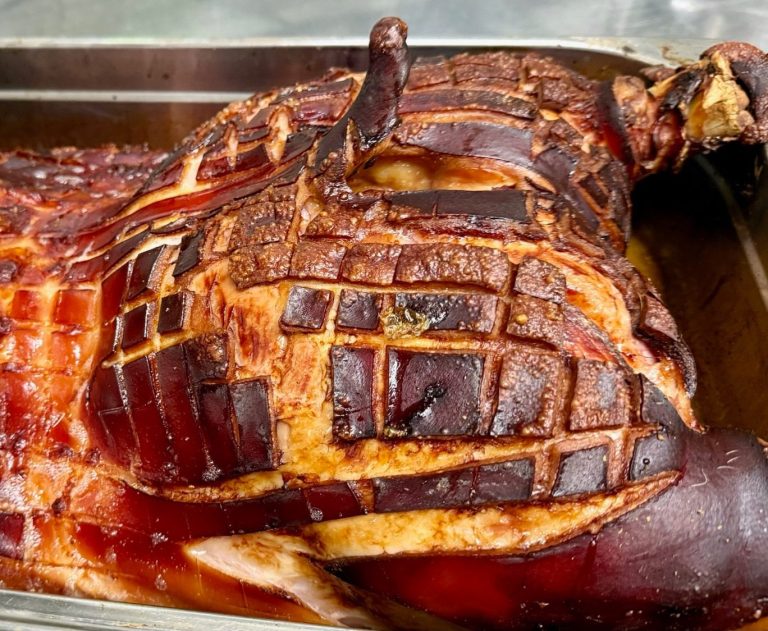Ein knusprig gebratenes Stück Schweinefleisch mit glänzender Kruste.