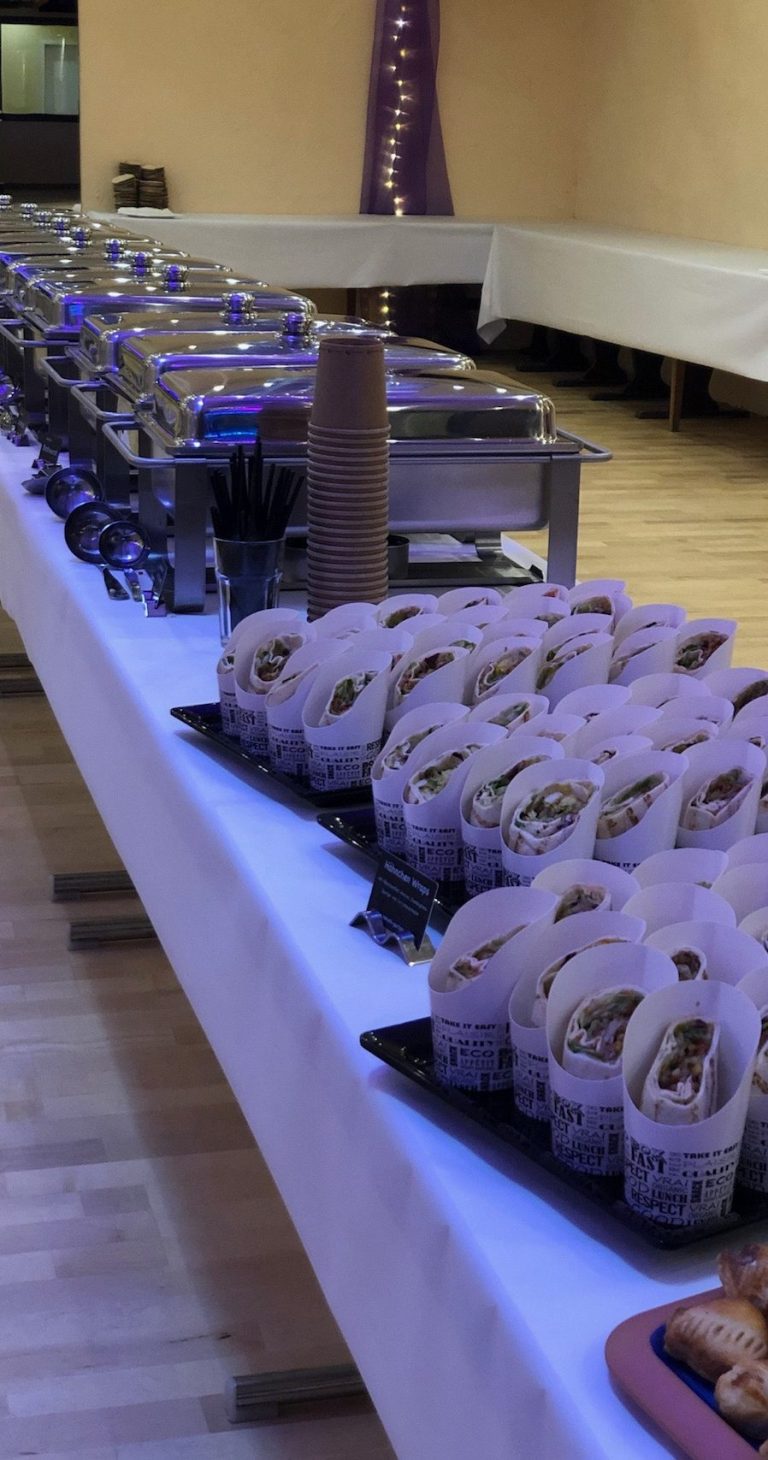 Buffet mit verschiedenen Gerichten und Snacks in einer eleganten Veranstaltungsumgebung.