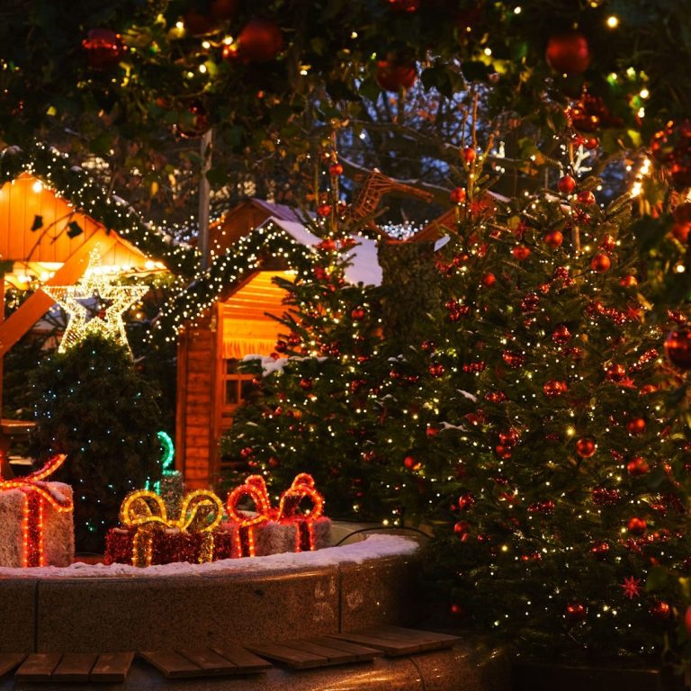 Weihnachtliche Dekoration mit bunten Lichtern und einem festlich geschmückten Baum.